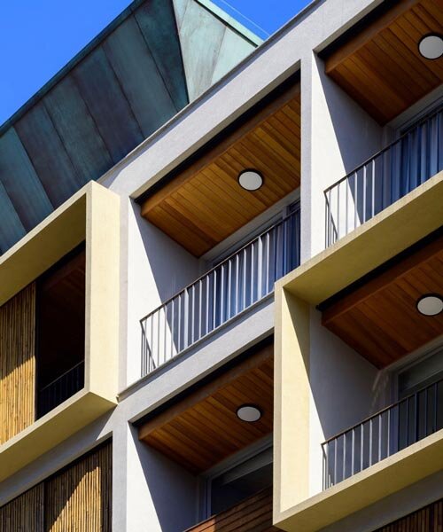 Bambusz és zöld corten acél a brazil épület homlokzatán