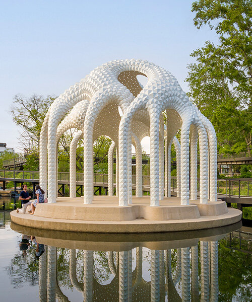 Rivetált alumínium panelek: Kócsag alakú pavilon született!