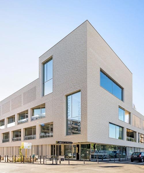 Fehér tégla homlokzat öleli körbe a francia iskolát