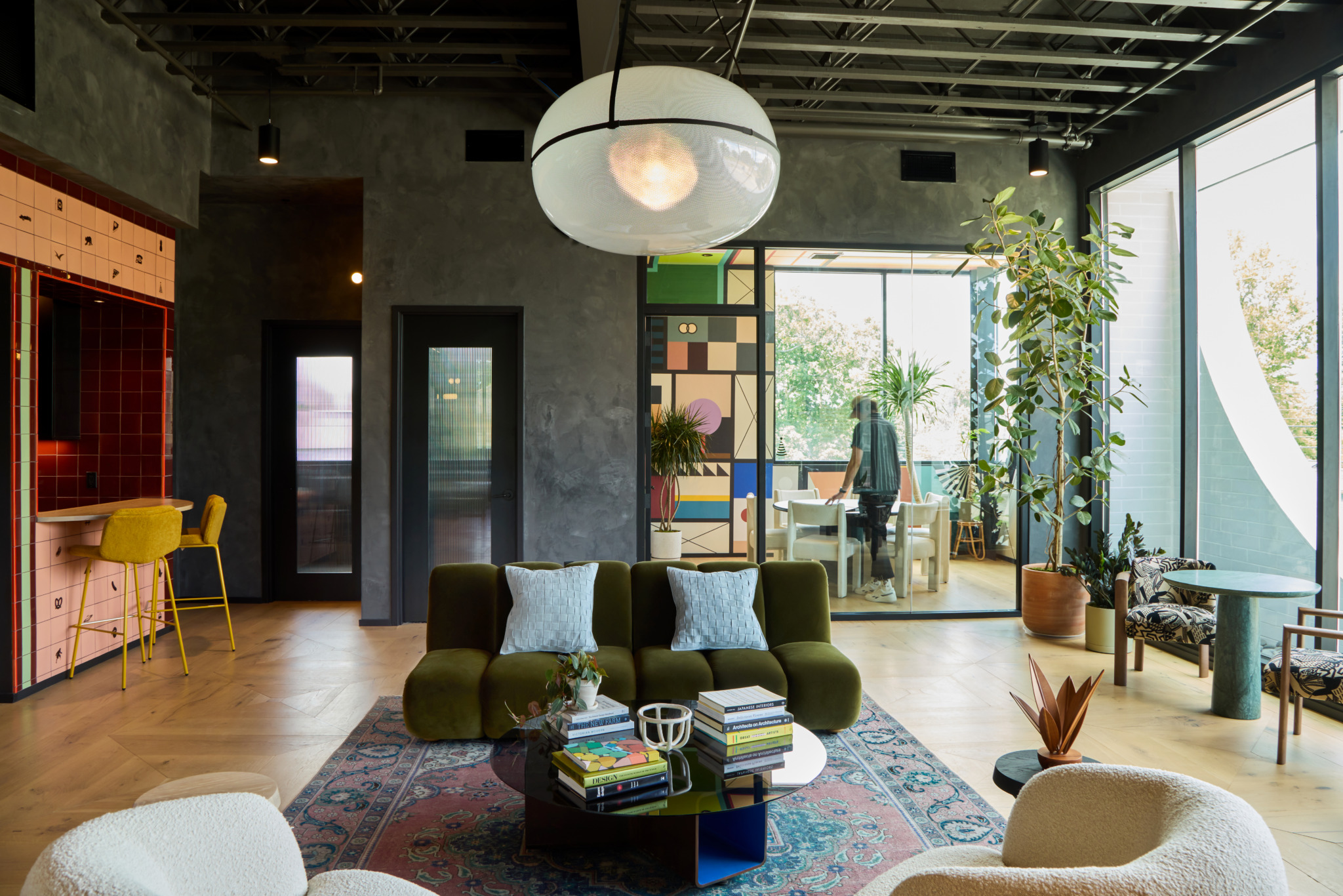 Powell központja: Kiállítás a cégről és helyi alkotókról!