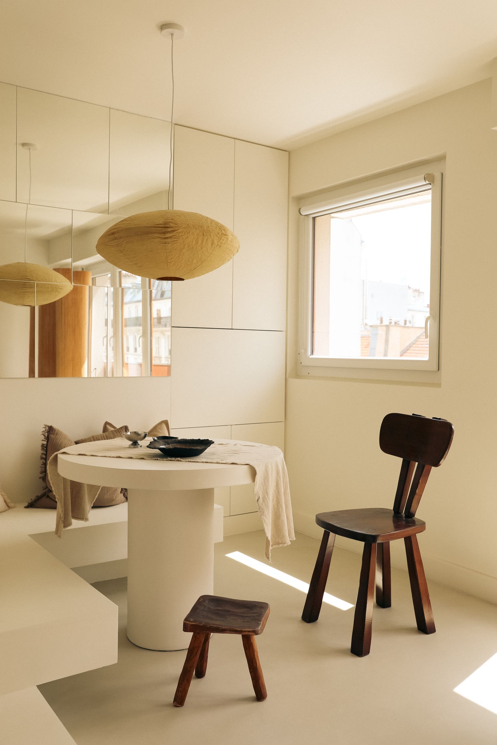 300 négyzetláb: Tükör és alacsony bútorok varázsa!