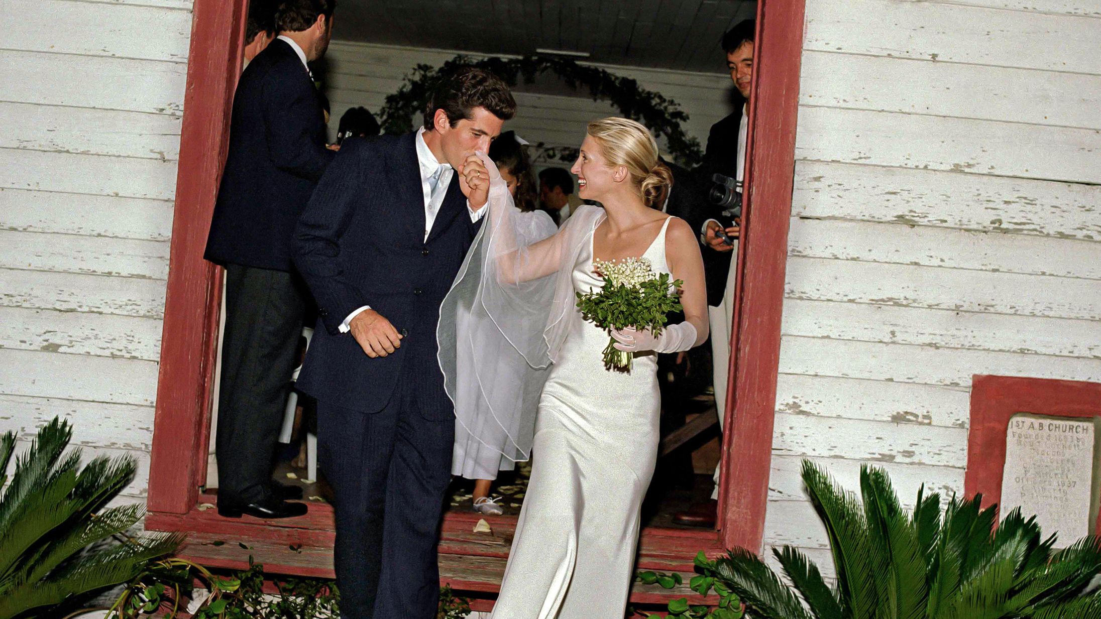 Kennedy esküvők: JFK Jr. és Carolyn Bessette varázslata