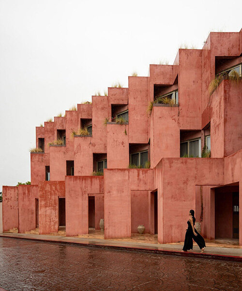 Vörös árnyalatú stukkó: réteges homlokzat egy butikhotelhez Mexikóban