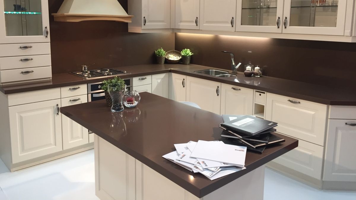 Rozsdás teraszszékből színes virágzó kertibolt!