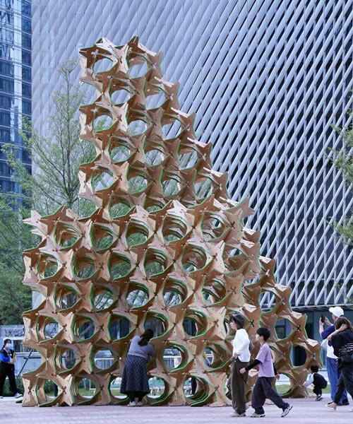 Csillagmodulok százai alkotnak pórusos faépítményt!