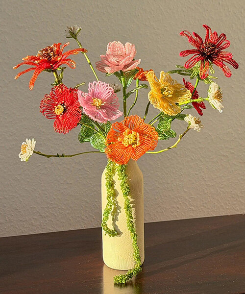 Üveggyöngyök tucatjai alkotnak örök virágokat Purnell szobrain!