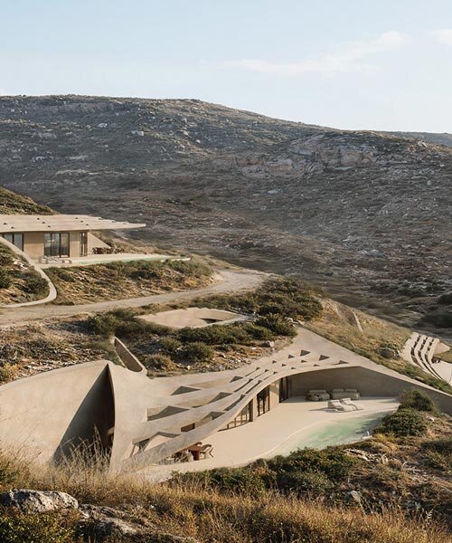 Meleg tónusú beton és zöld tetők harmonizálnak Kythnos tájával