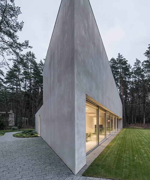 KWK Promes: Trianguláris 'trim ház' belső kerttel Vilniusban