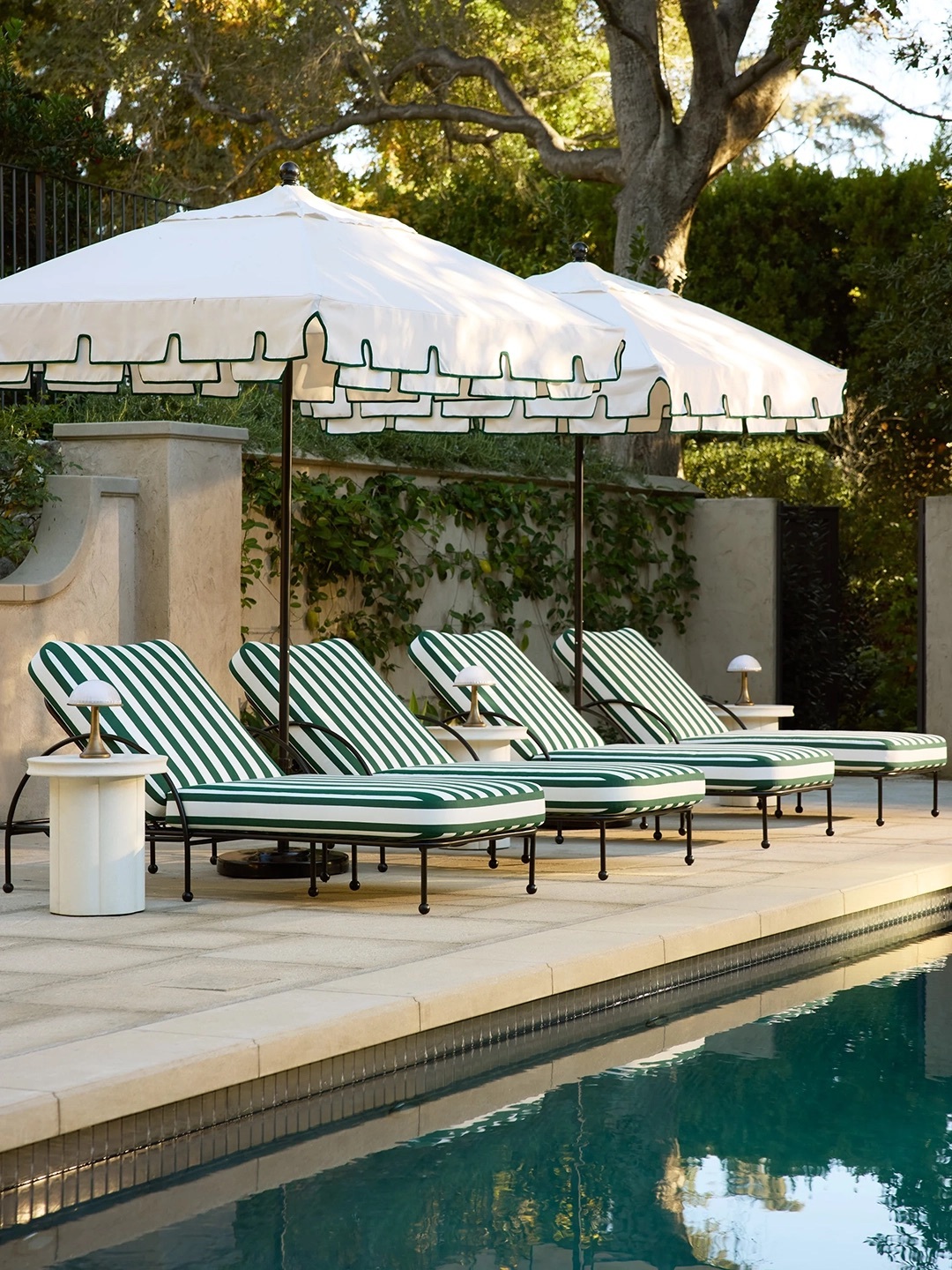 Legjobb medencei pihenőszékek: trendi rattan, elegáns teak!