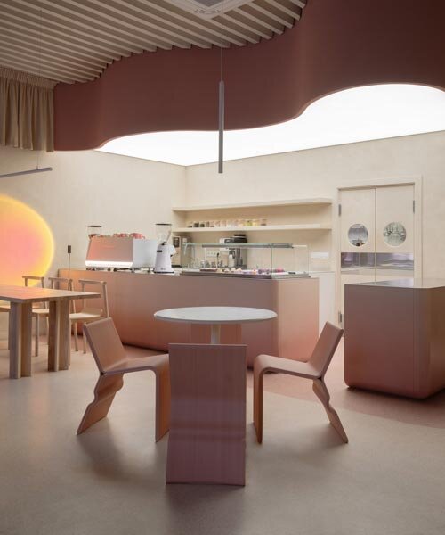 Rózsaszín ívek: élénk hibrid bolt-kávézó tégla burkában