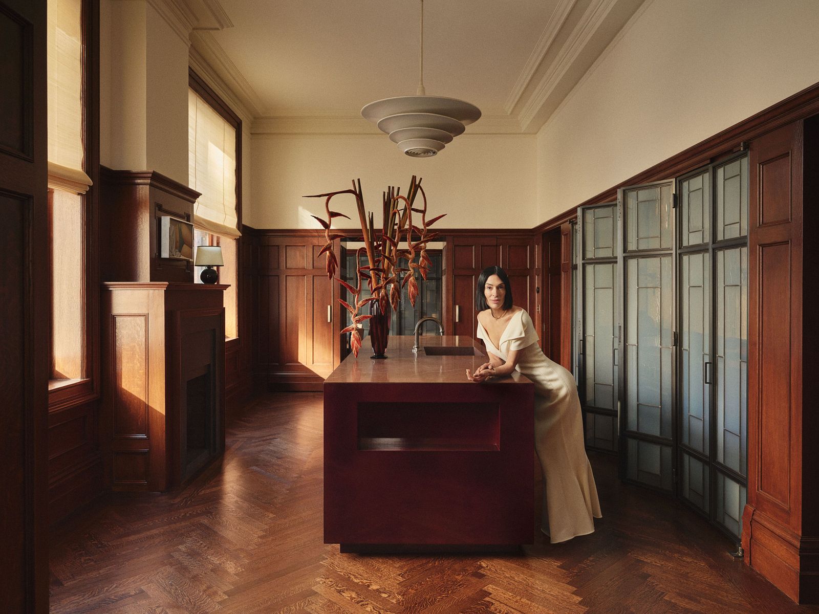 Sötét fa burkolat: Athena Calderone lakásának titka!