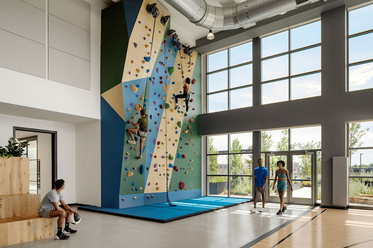 Acélház Denverben: Az ipari stílus és a természet harmóniája