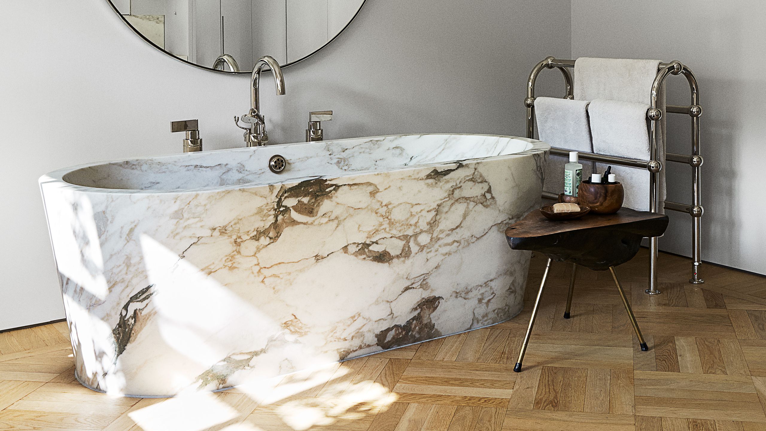 Törölközőtartók 2026: 9 stílusos megoldás a fürdőbe!