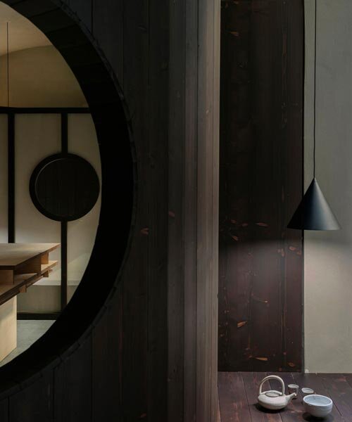 Perforált fakanál árnyékolja a milánói kerámia műhelyt!