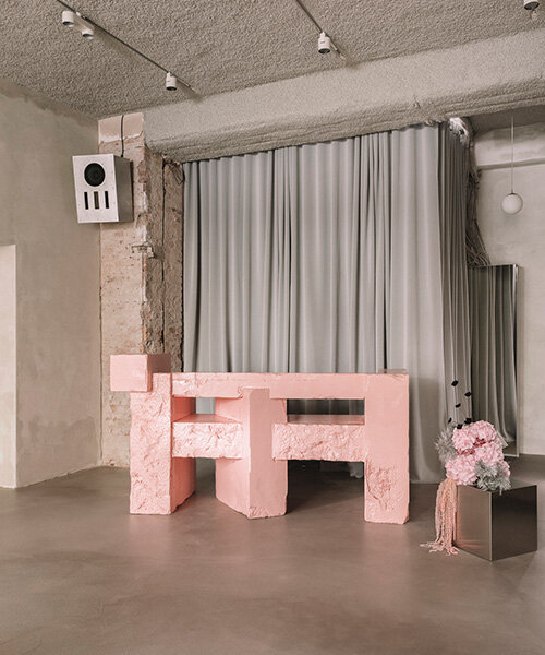 Pink DJ pult a berlini hibrid lemezbolt szívében!