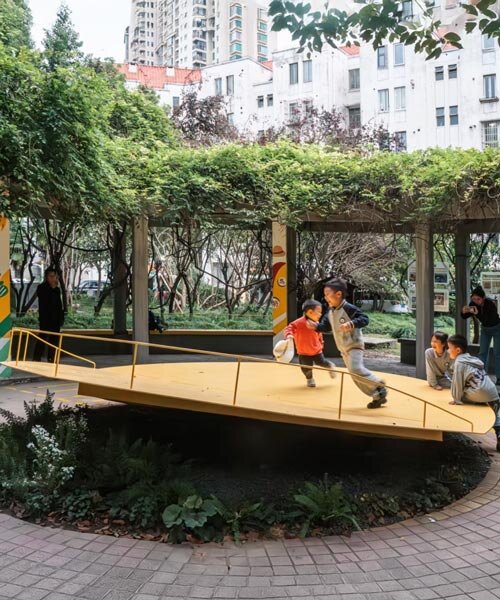 Elhagyott virágtartóból lebegő sárga színpad Shanghai szívében!