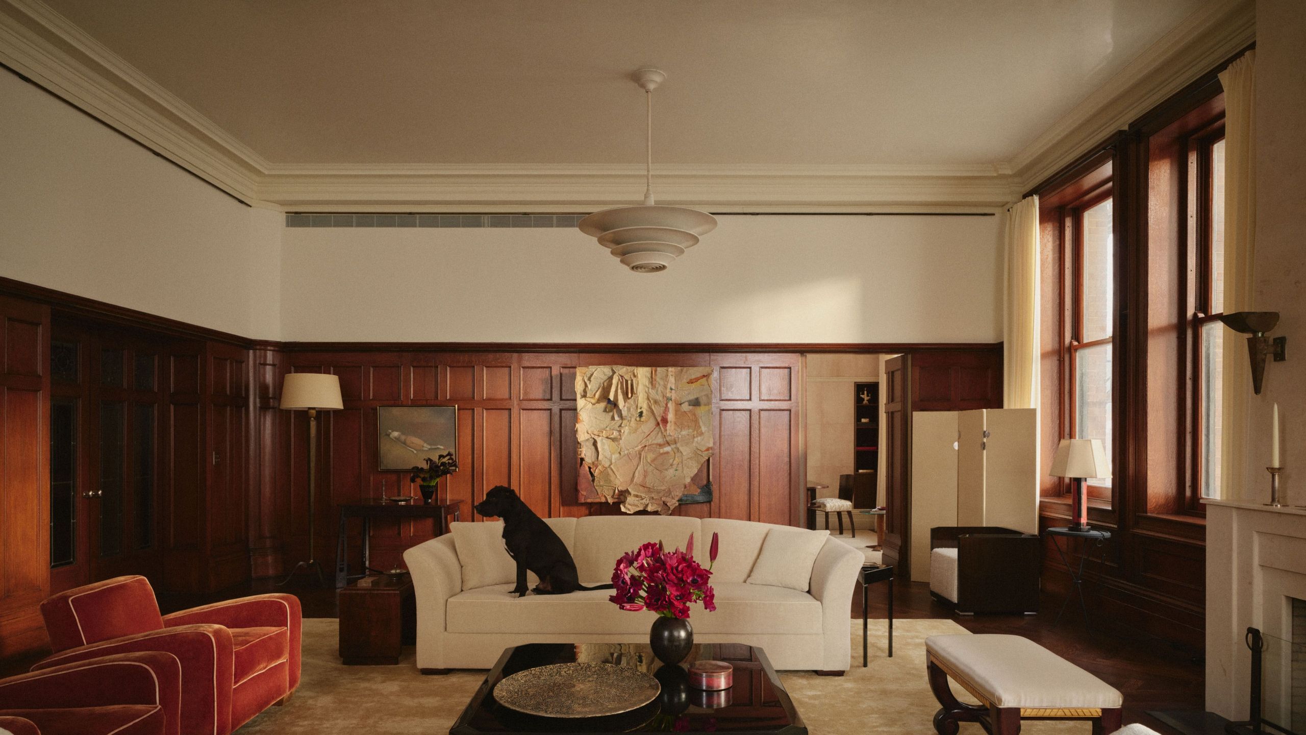 Sötét fa burkolat: Athena Calderone lakásának titka!