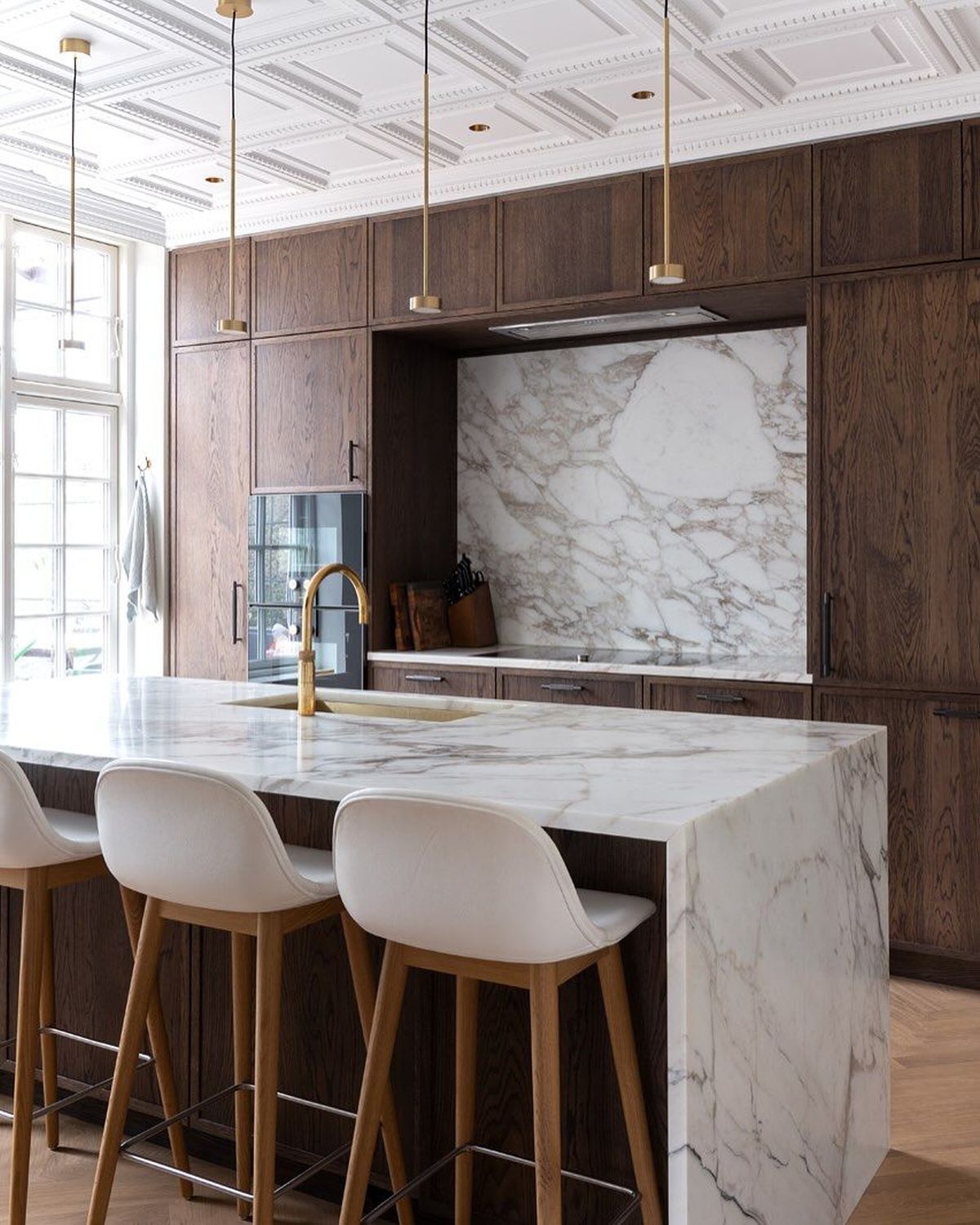 Fából készült állvány: Kabátok és táskák tárolására!