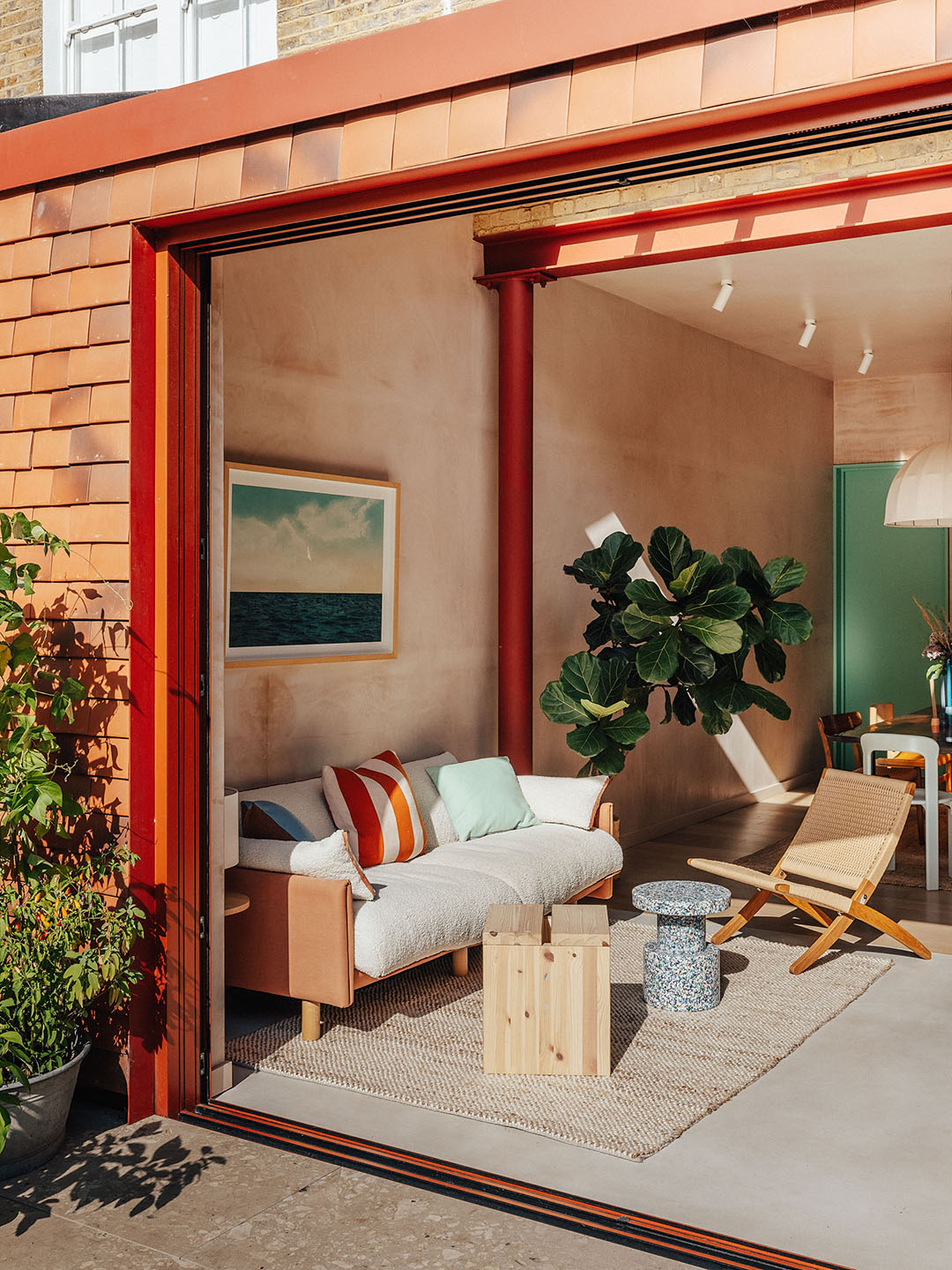 Földszínek és alapszínek harmonikus együttélése egy 150 éves londoni házban