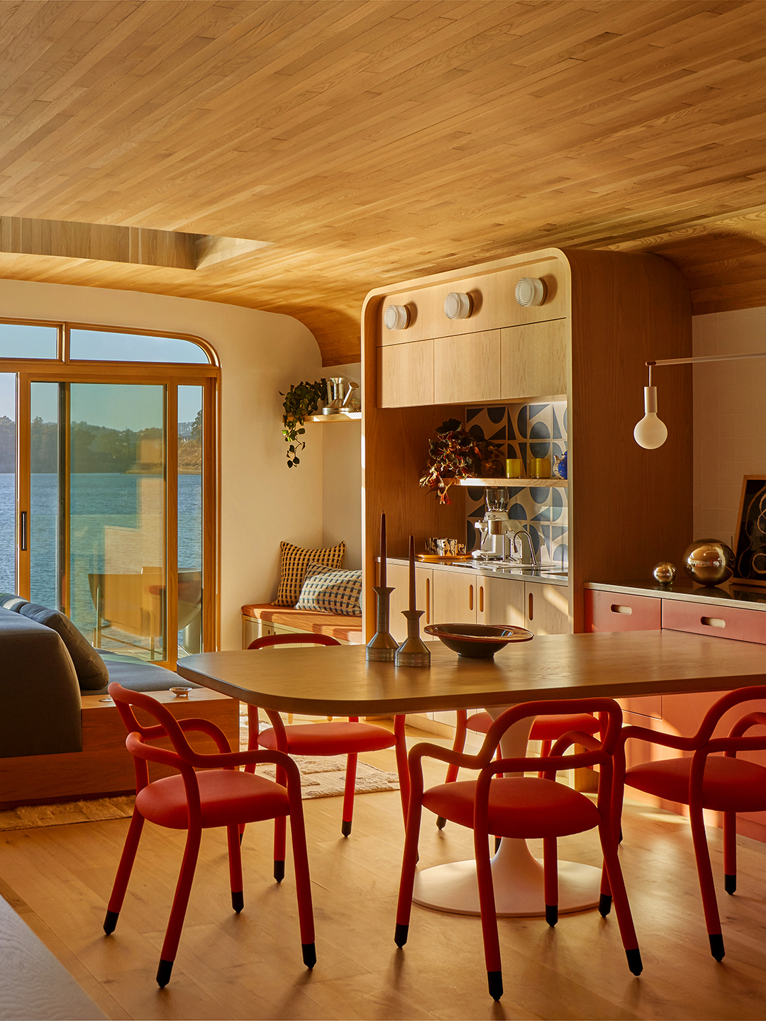 Házihajó átalakulás: Bauhaus stílus varázsa!