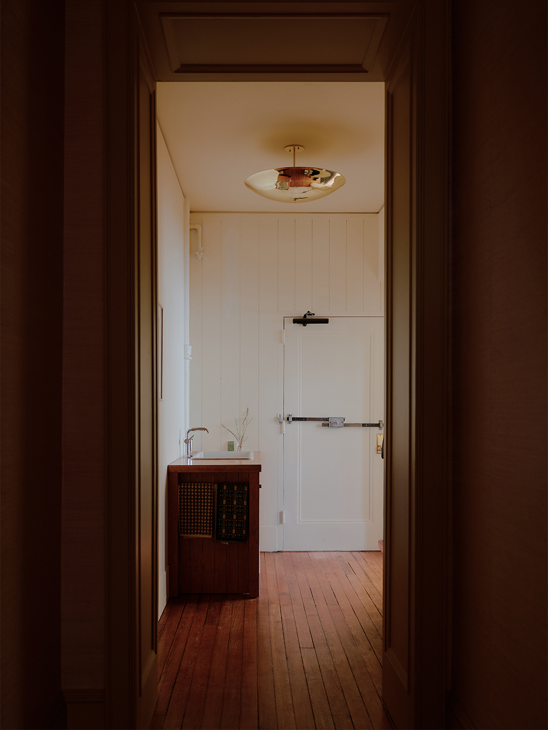 Elütő kilincsek és bíbor padló: egyedi design stúdió!