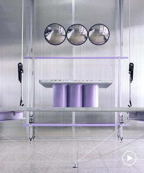 Acélrostélyok: Hordozható bútorok a pozsonyi fotólaborban!