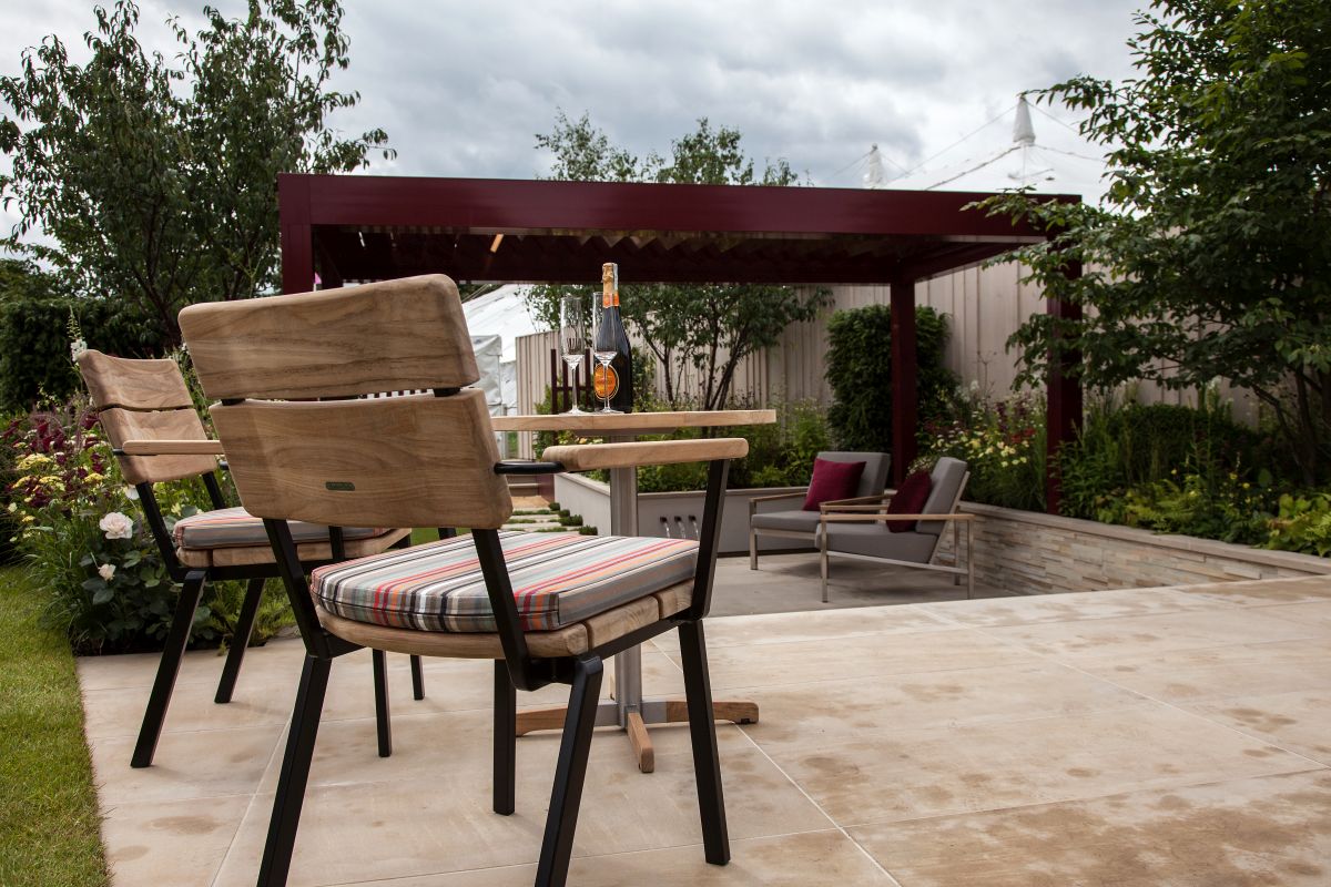 Kertbe álmodott kerekes talicska: élettel töltötte meg a sarkot!