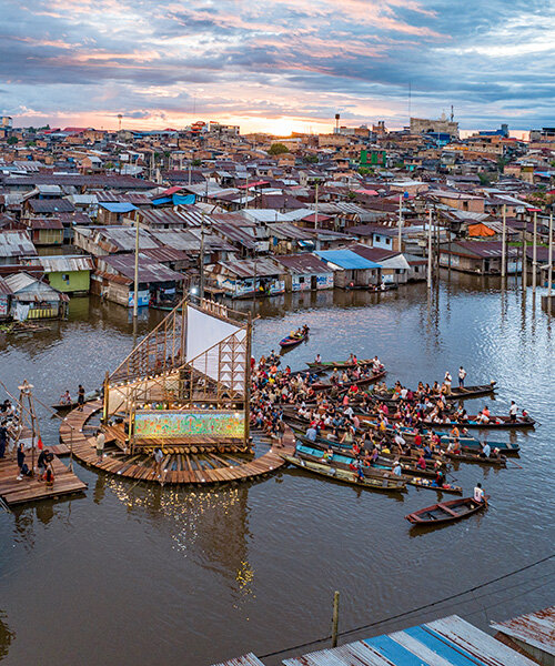 Víz alatt a perui Amazonas: a város mozi színpadán lebeg!