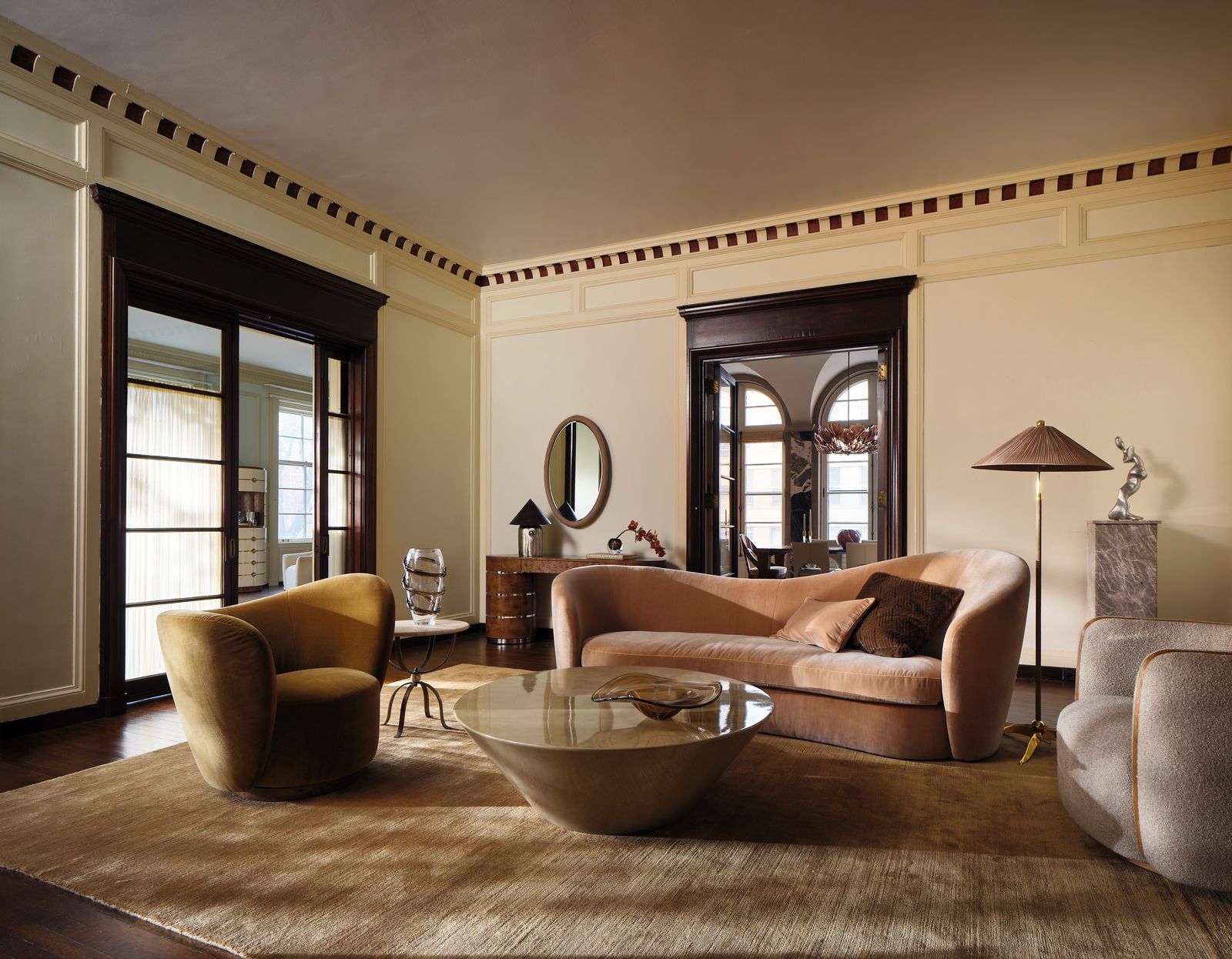 Új bútorok: Laura Harrier és Tiffany Howell Elsa Perettit idézik!