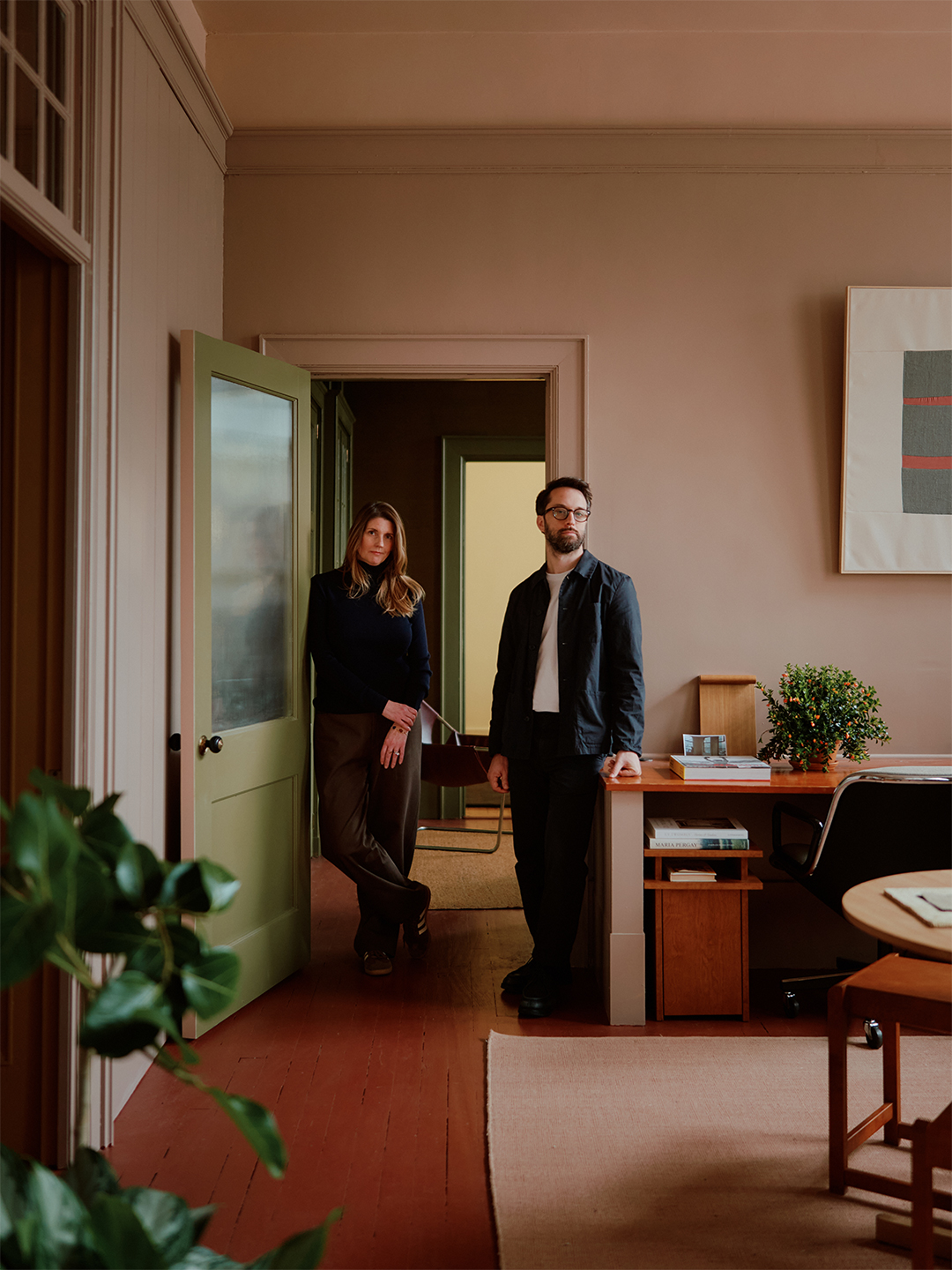 Elütő kilincsek és bíbor padló: egyedi design stúdió!