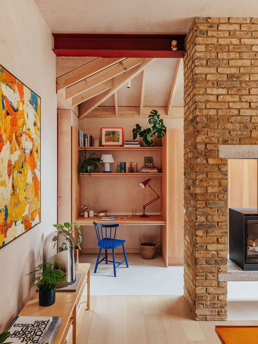 Földszínek és alapszínek harmonikus együttélése egy 150 éves londoni házban