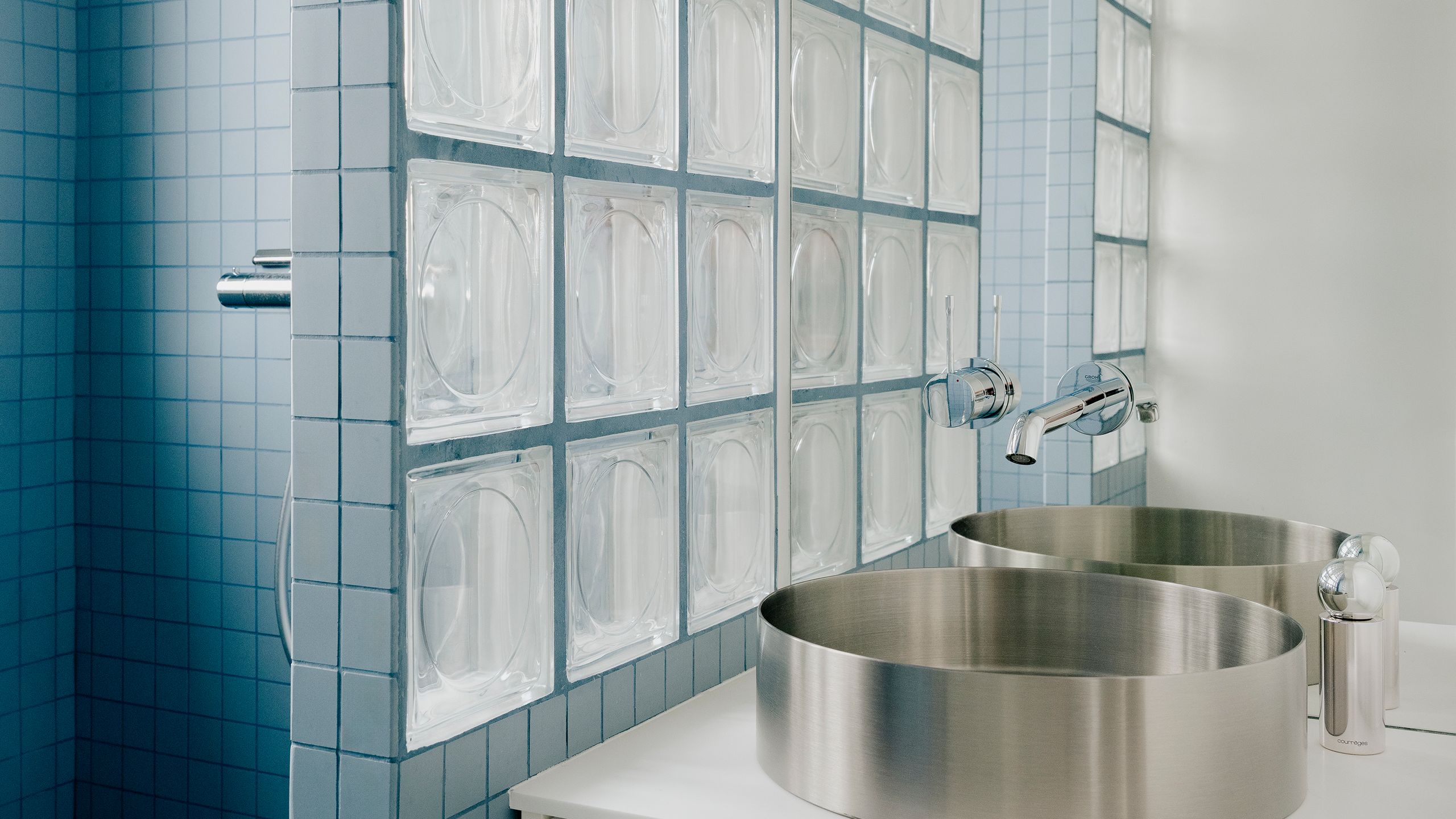 Keskeny fürdőszobák: 6 trükk a maximális helykihasználásért!