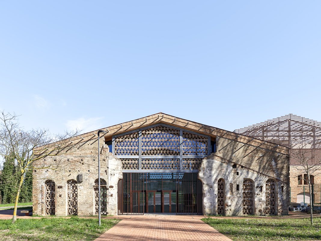 Levegő-építészet: A kerítésen túl!