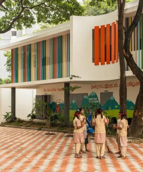 Nyitott folyosók: Színek és mozgás átalakítják az indiai iskolát!