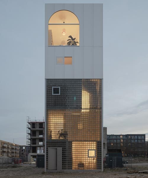 Üvegblokk homlokzat: játékos dobozlakás Amsterdam szívében