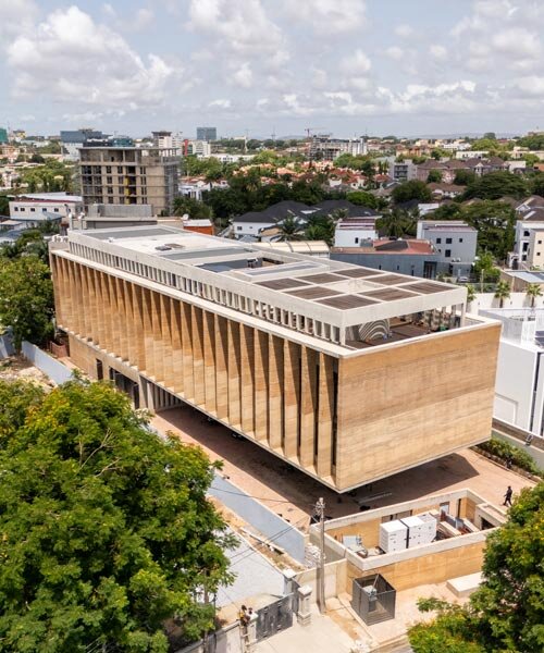 Rammed earth homlokzat öleli át Adjaye stúdióját Ghanában!