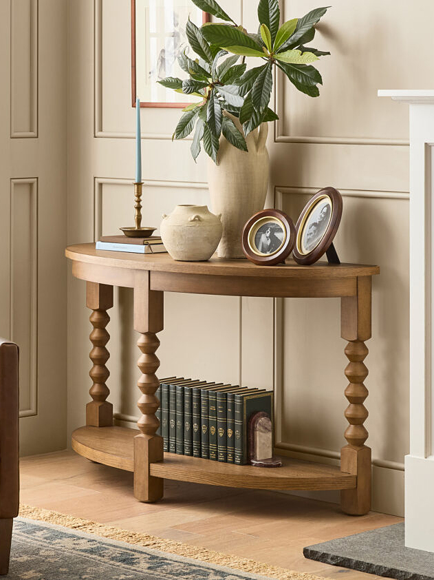 Demi-lune asztalok: megoldás a furcsa sarokhoz!