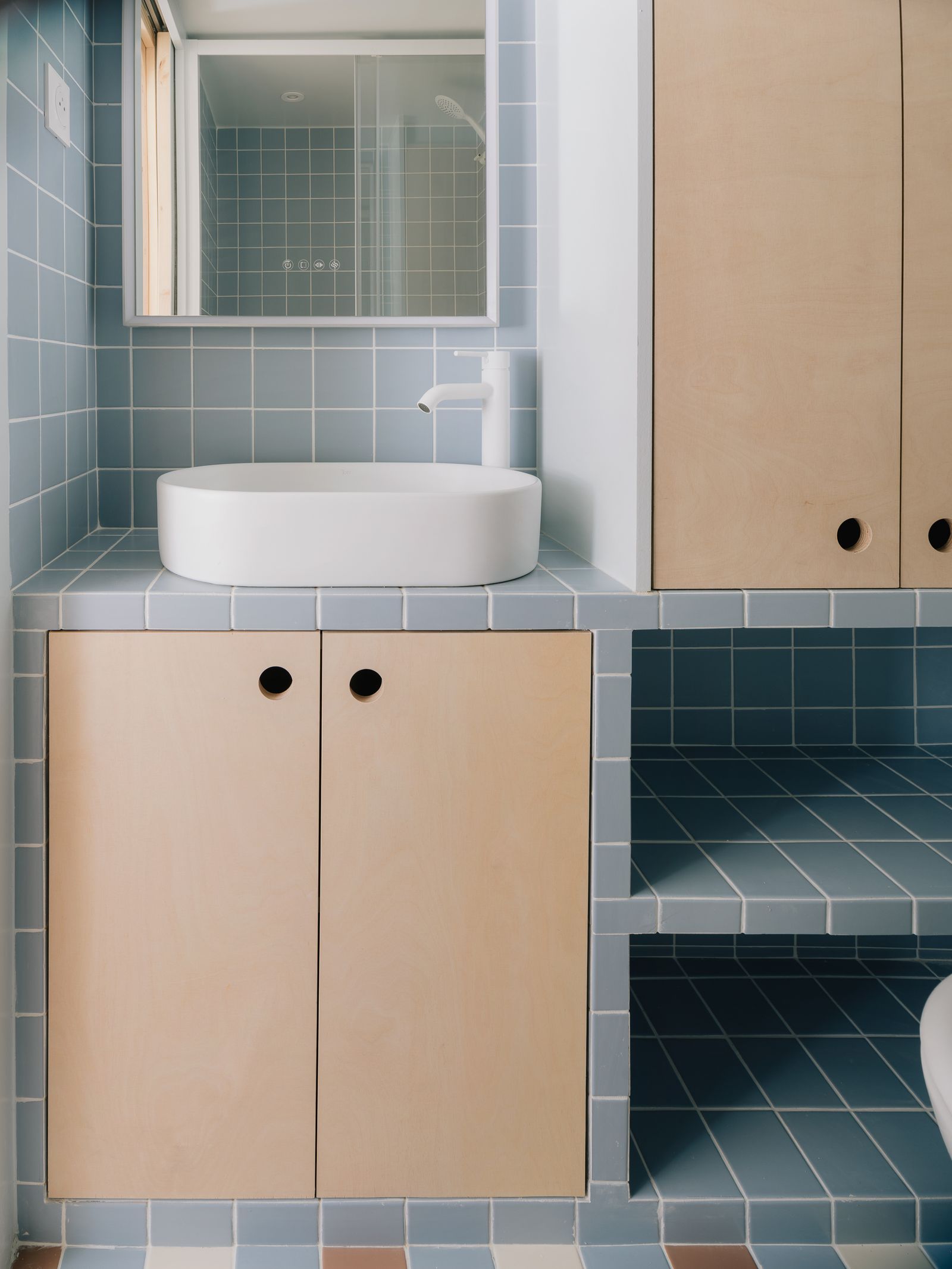 Keskeny fürdőszobák: 6 trükk a maximális helykihasználásért!