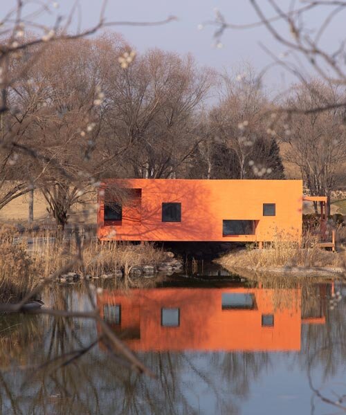 Vibráló vörös faház lebeg a patak felett Kínában!