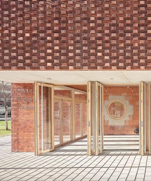 Üvegfal a monolit téglaközpont szívében Párizs parkjában!