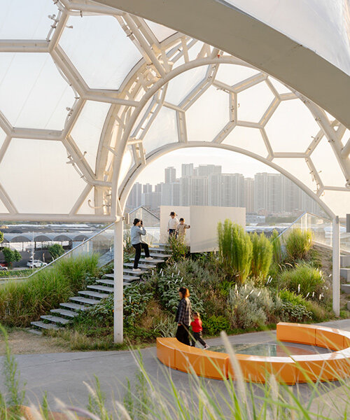 Clustered kupolák díszítik a raktártetőt: zöld oázis!