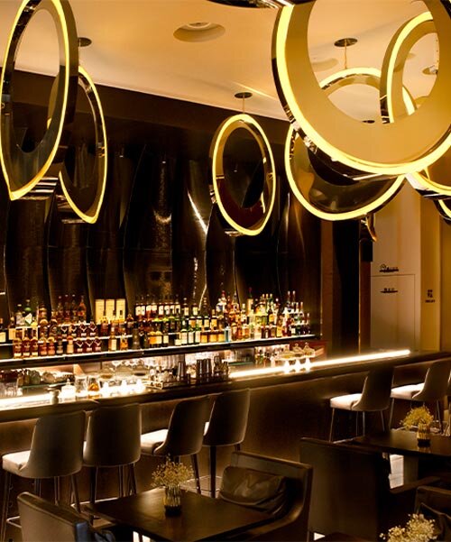 Holdfény és tükörfény: Lassan távozik a xi'ani bárban