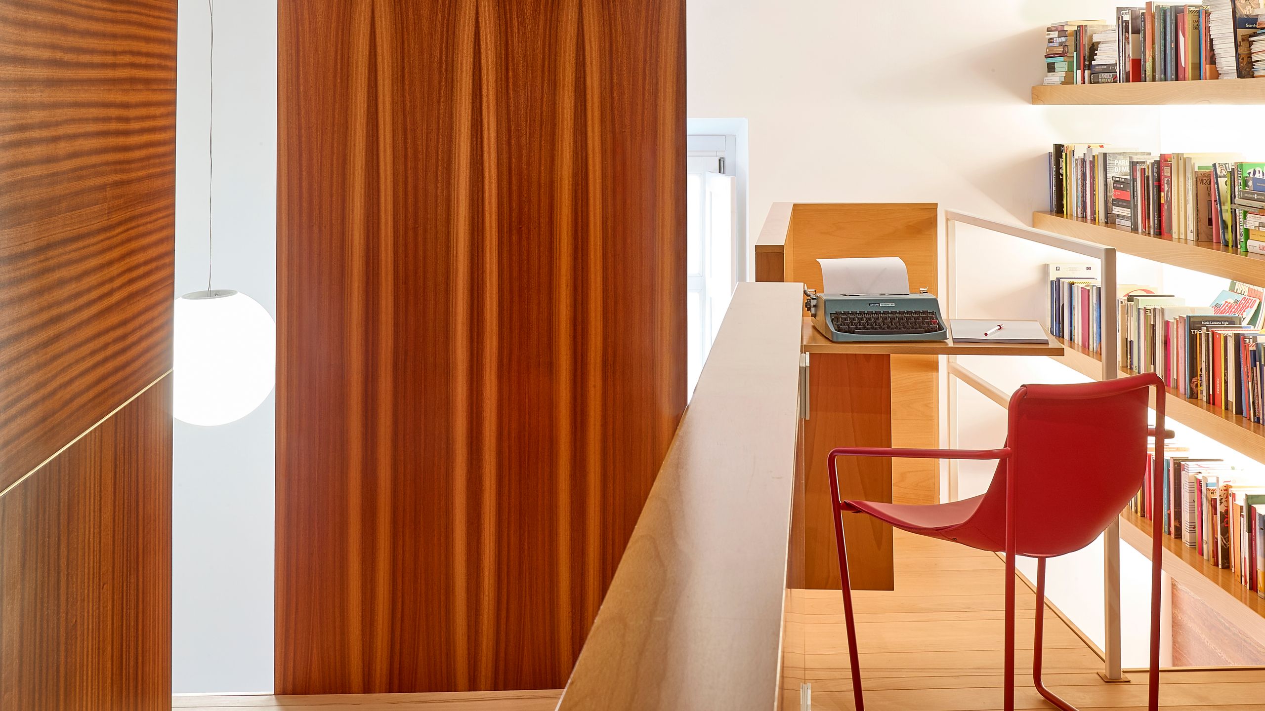 Olasz költő 280 négyzetlábnyi lakása: orosz babák és Gépek!