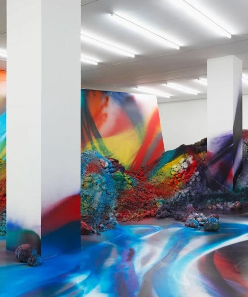 Festészet bontakozik ki a földön, vásznon és űrben!