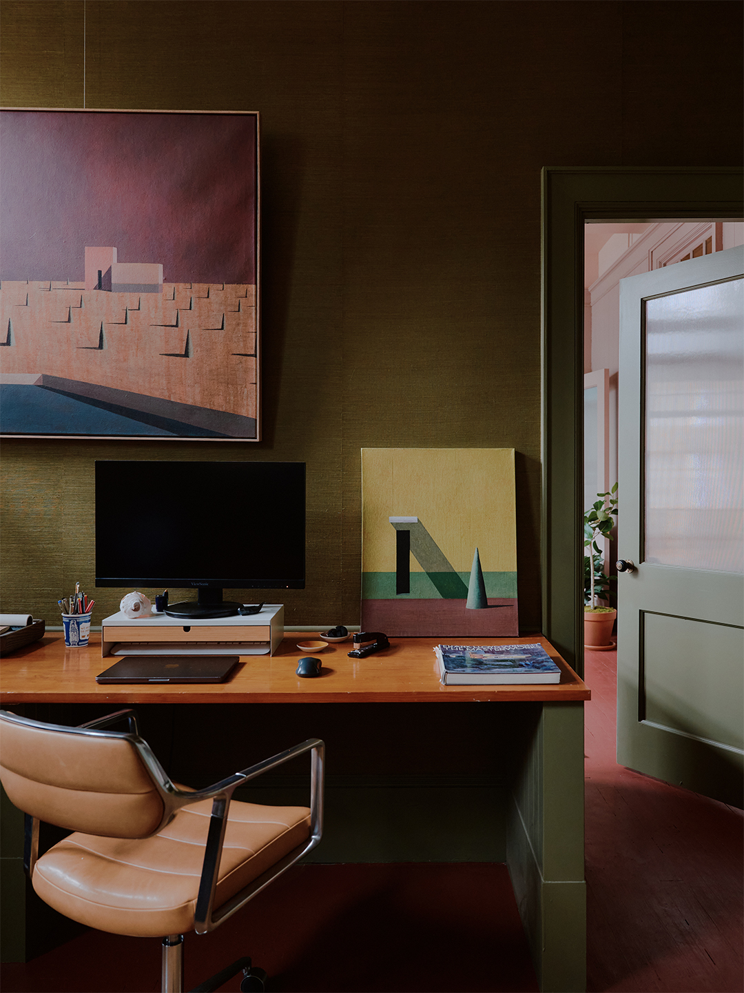 Elütő kilincsek és bíbor padló: egyedi design stúdió!