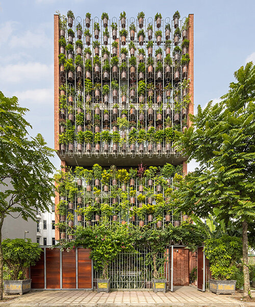 Zöld fal: Cserépbe ültetett növények takarják a vietnami otthont