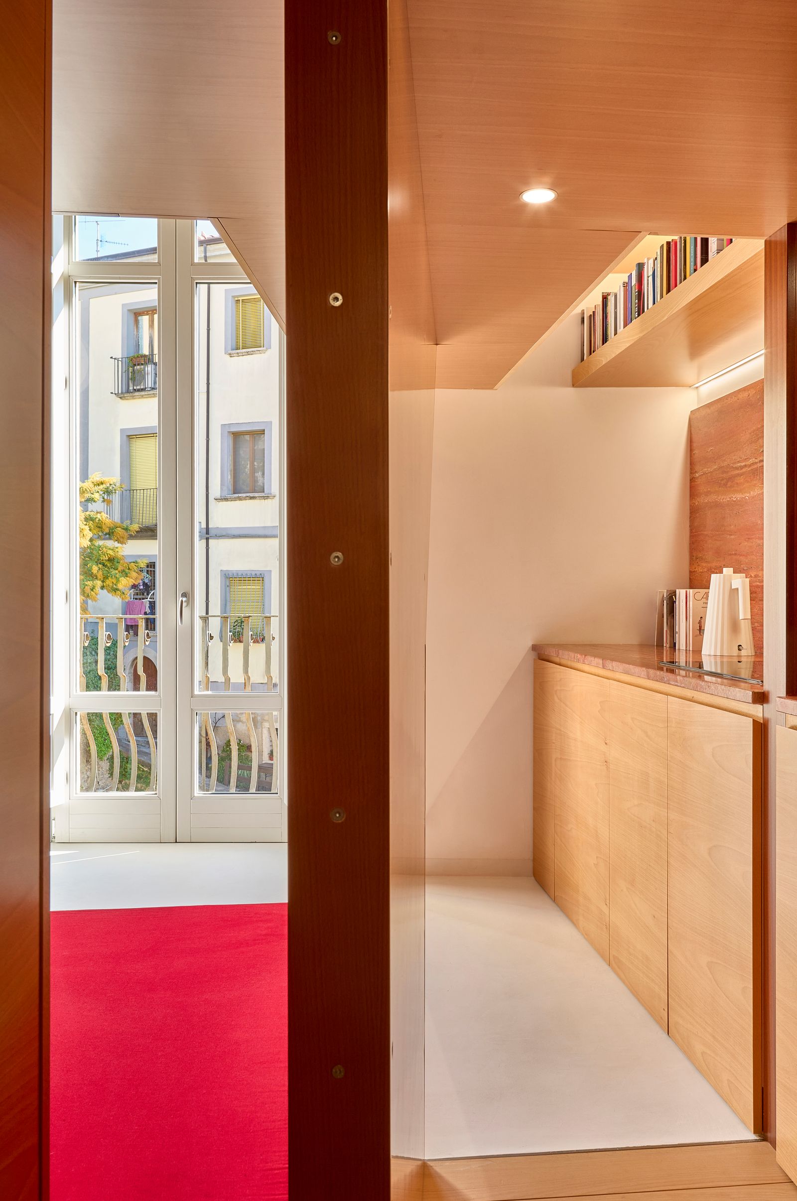 Olasz költő 280 négyzetlábnyi lakása: orosz babák és Gépek!