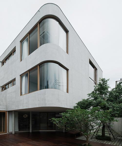 Görbült betonformák kapcsolódnak üveg zsanérral Bangkokban!