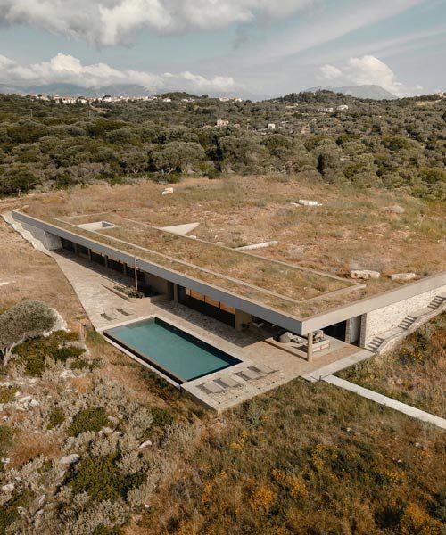 Lináris kőlakás bontakozik ki egy görög sziget érintetlen partján