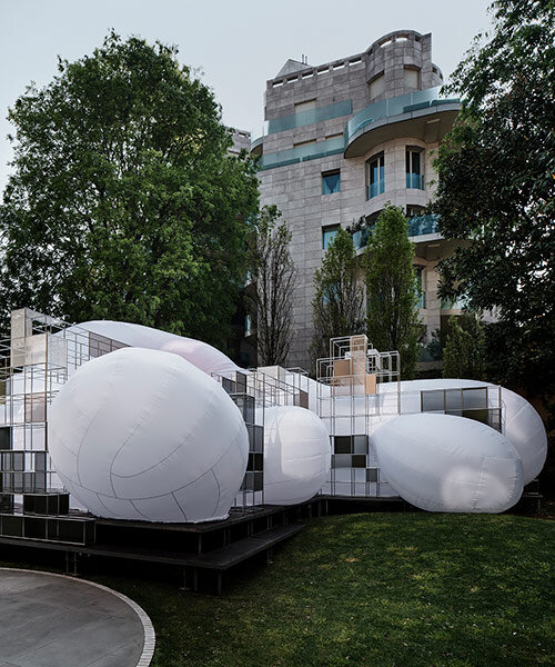 Formákat öntő felfújhatók: moduláris milánói installáció